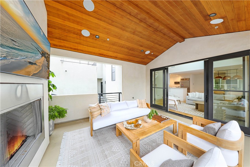 519 .5 Larkspur Avenue