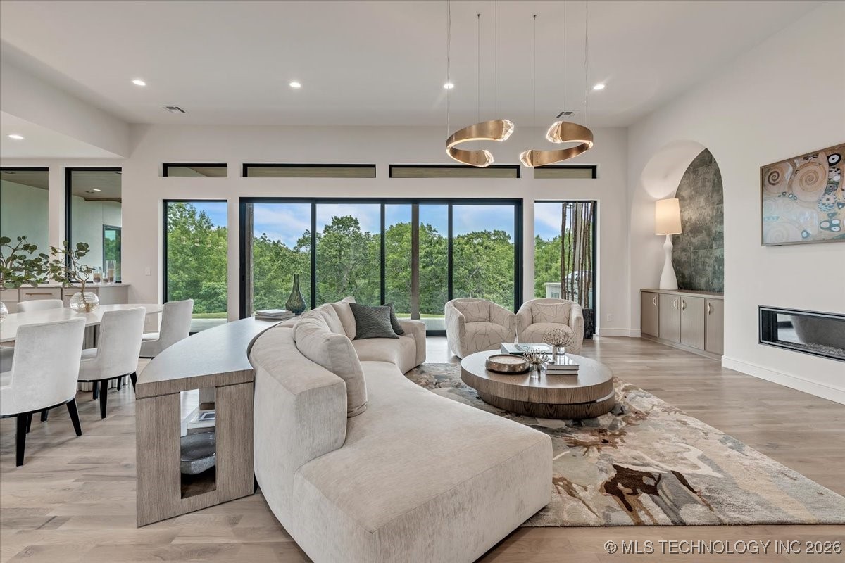 5835 E 139th Street S