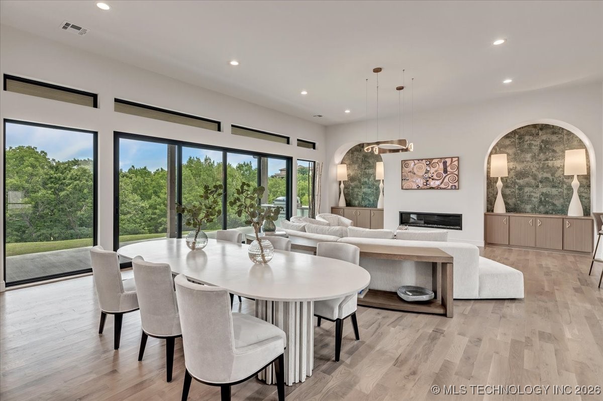 5835 E 139th Street S