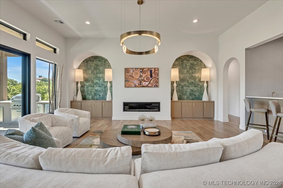 5835 E 139th Street S