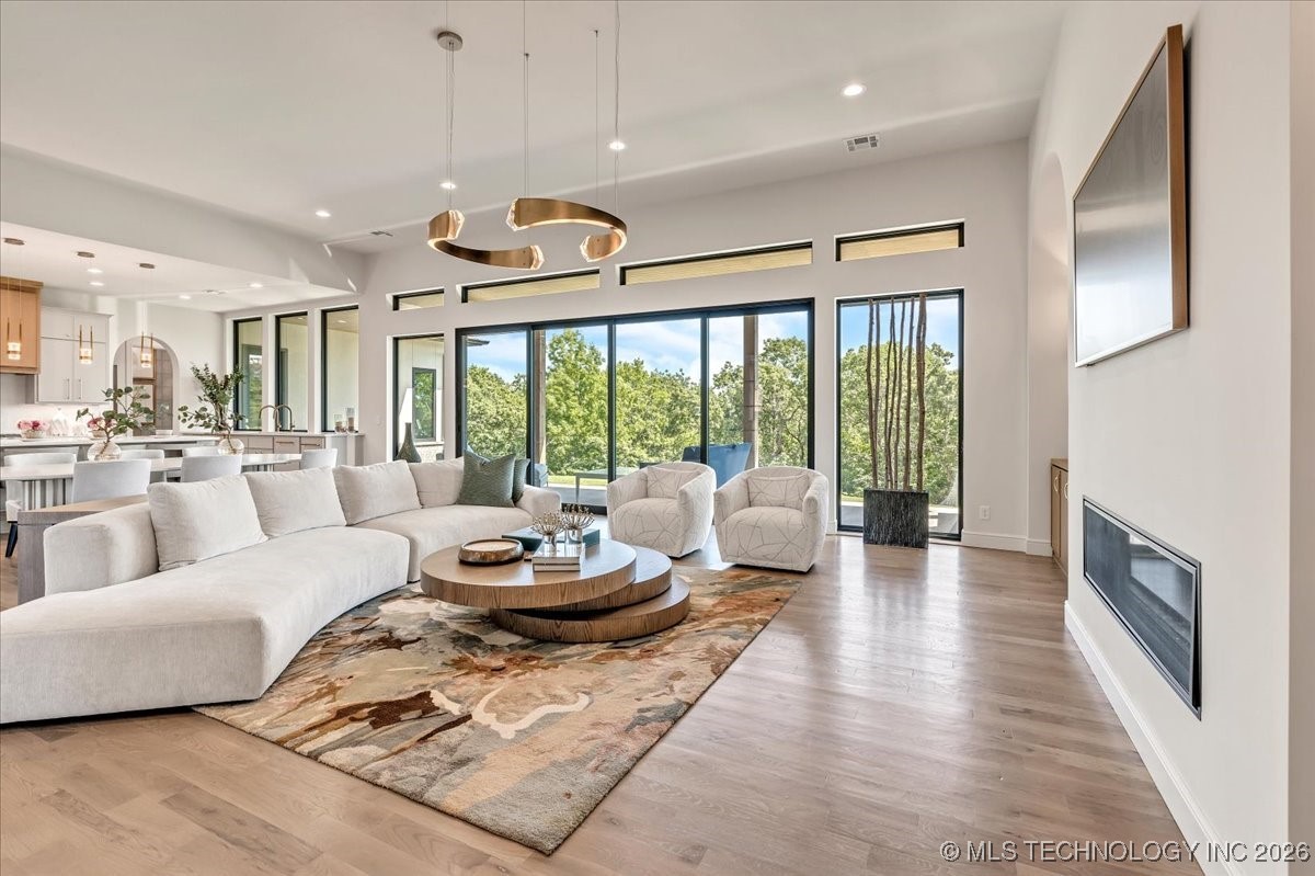 5835 E 139th Street S