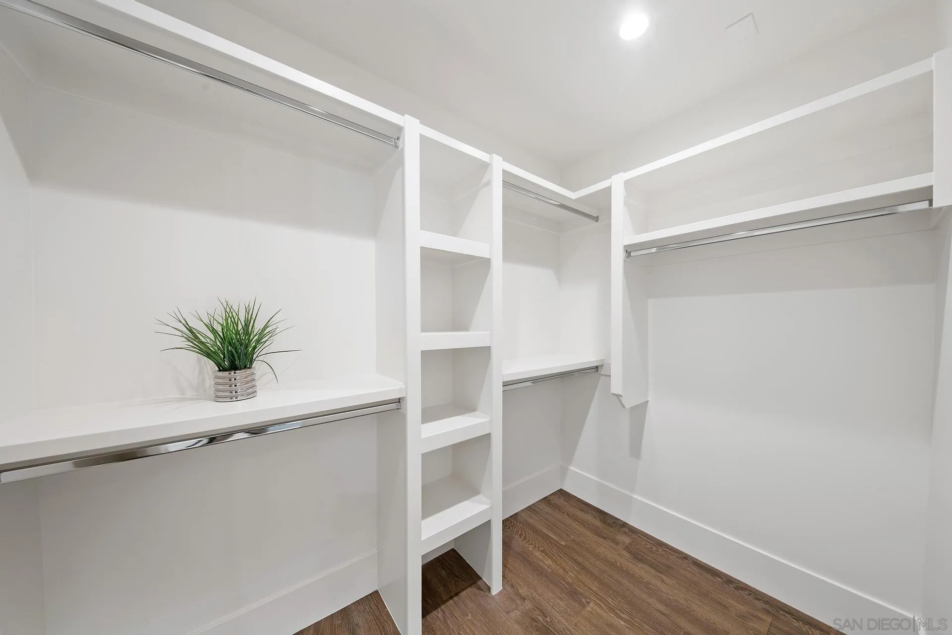 556 G Ave