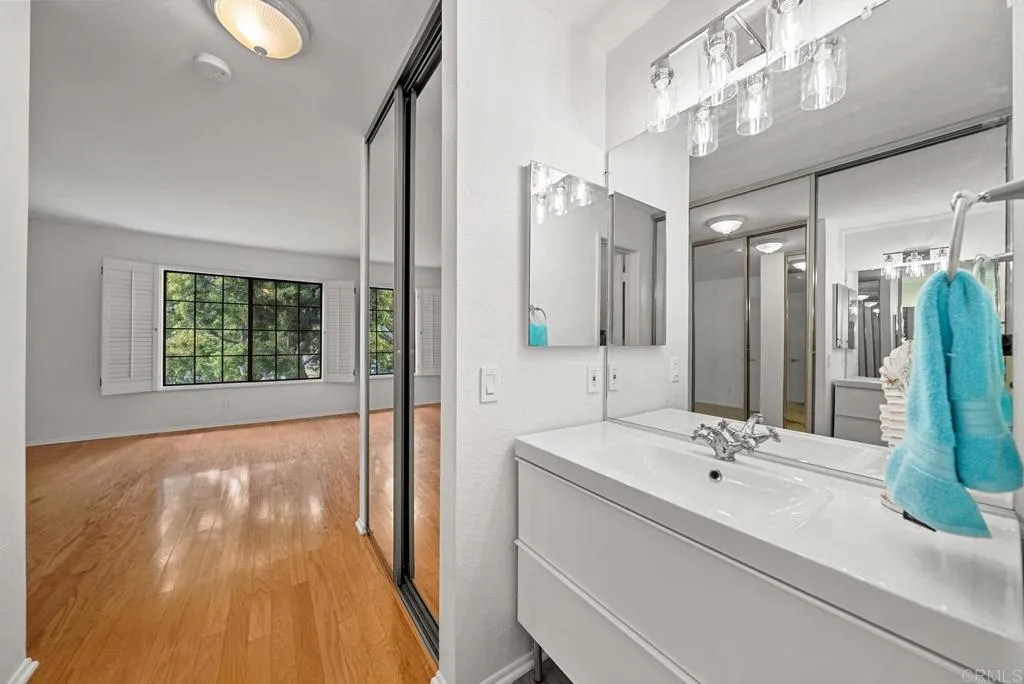3537 Voyager Cir
