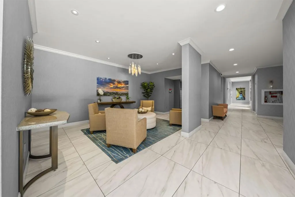 2500 Torrey Pines Rd Unit 305