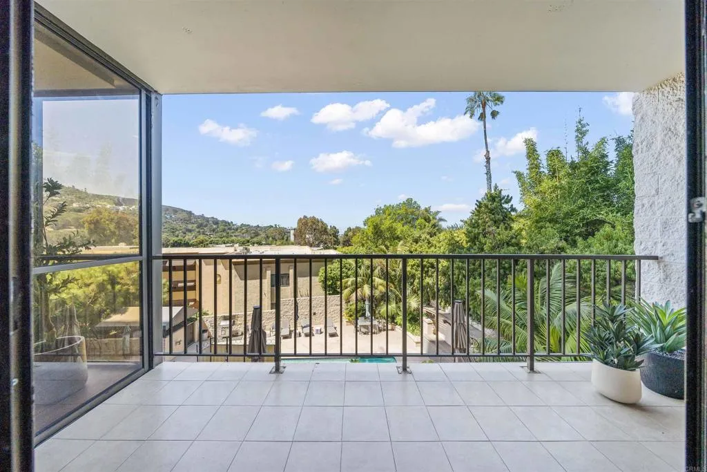 2500 Torrey Pines Rd Unit 305