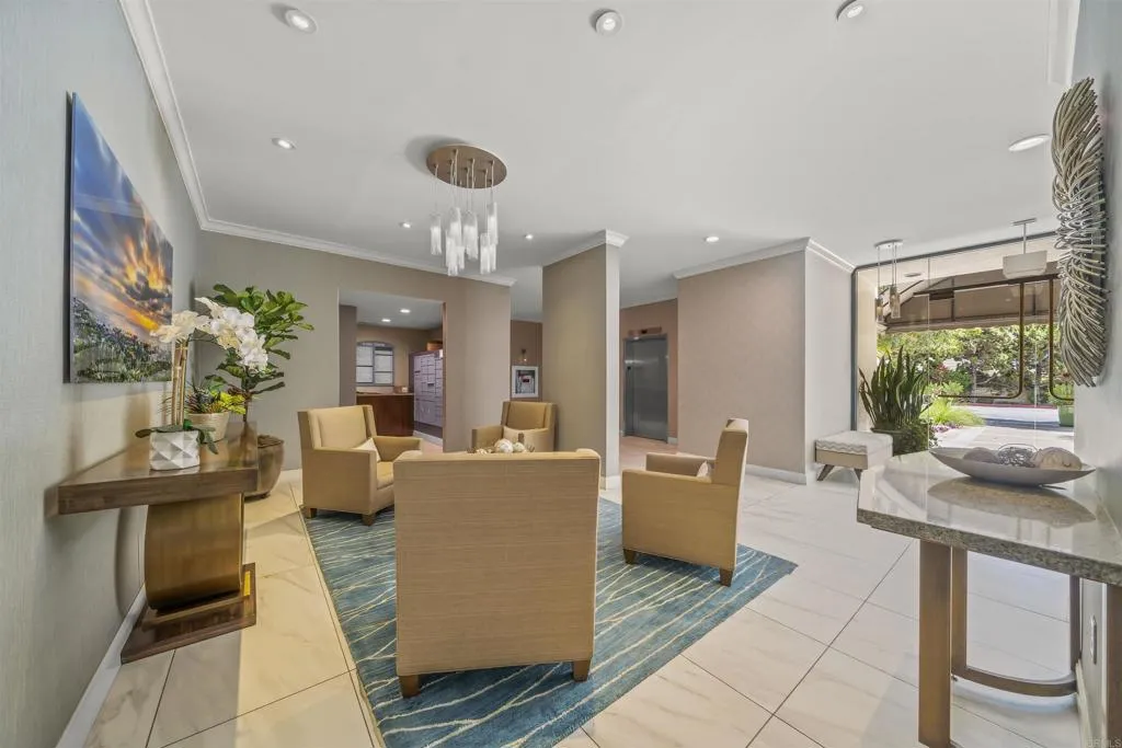 2500 Torrey Pines Rd Unit 305