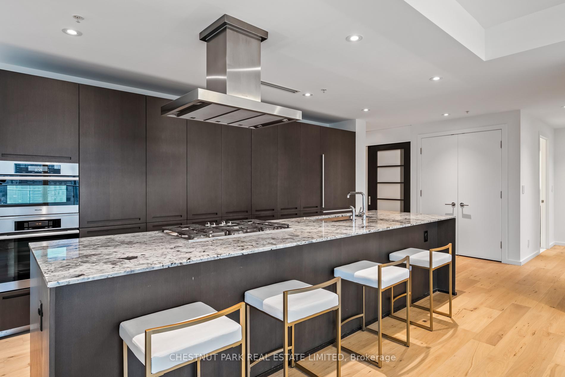 180 University Avenue 2906