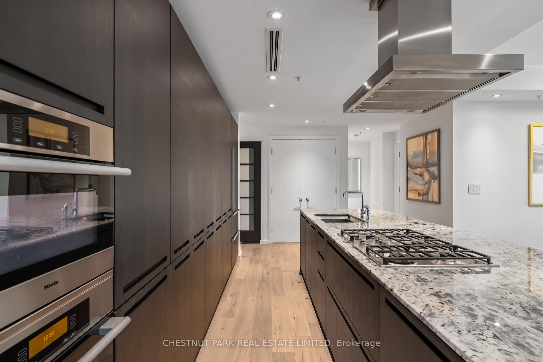 180 University Avenue 2906