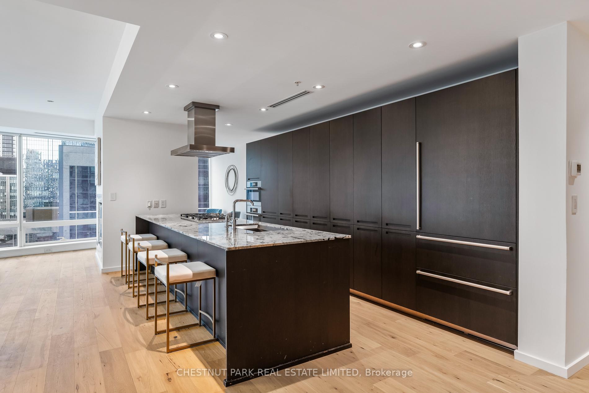 180 University Avenue 2906