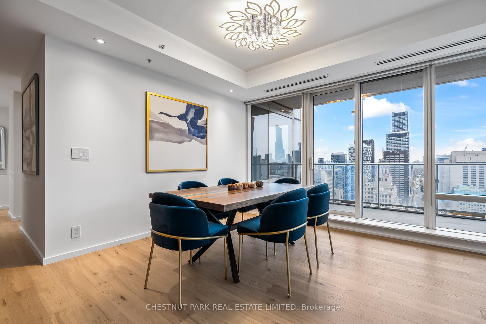 180 University Avenue 2906