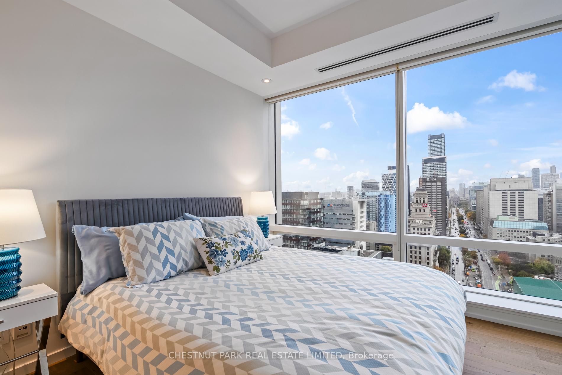 180 University Avenue 2906