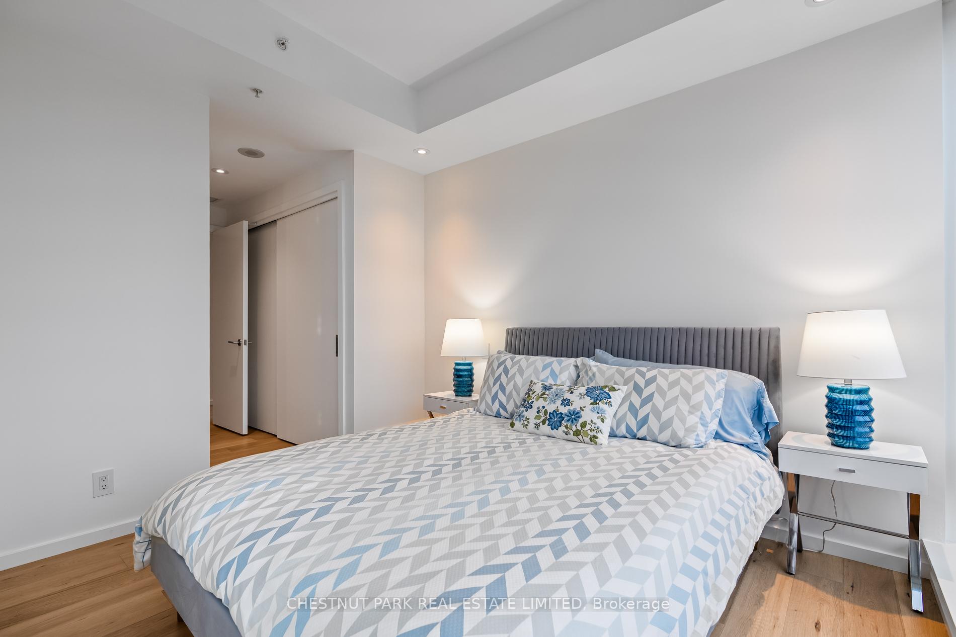 180 University Avenue 2906