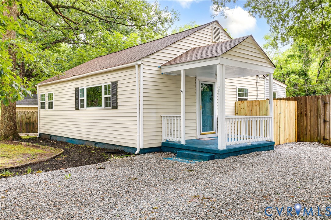 924 Halsey Ln