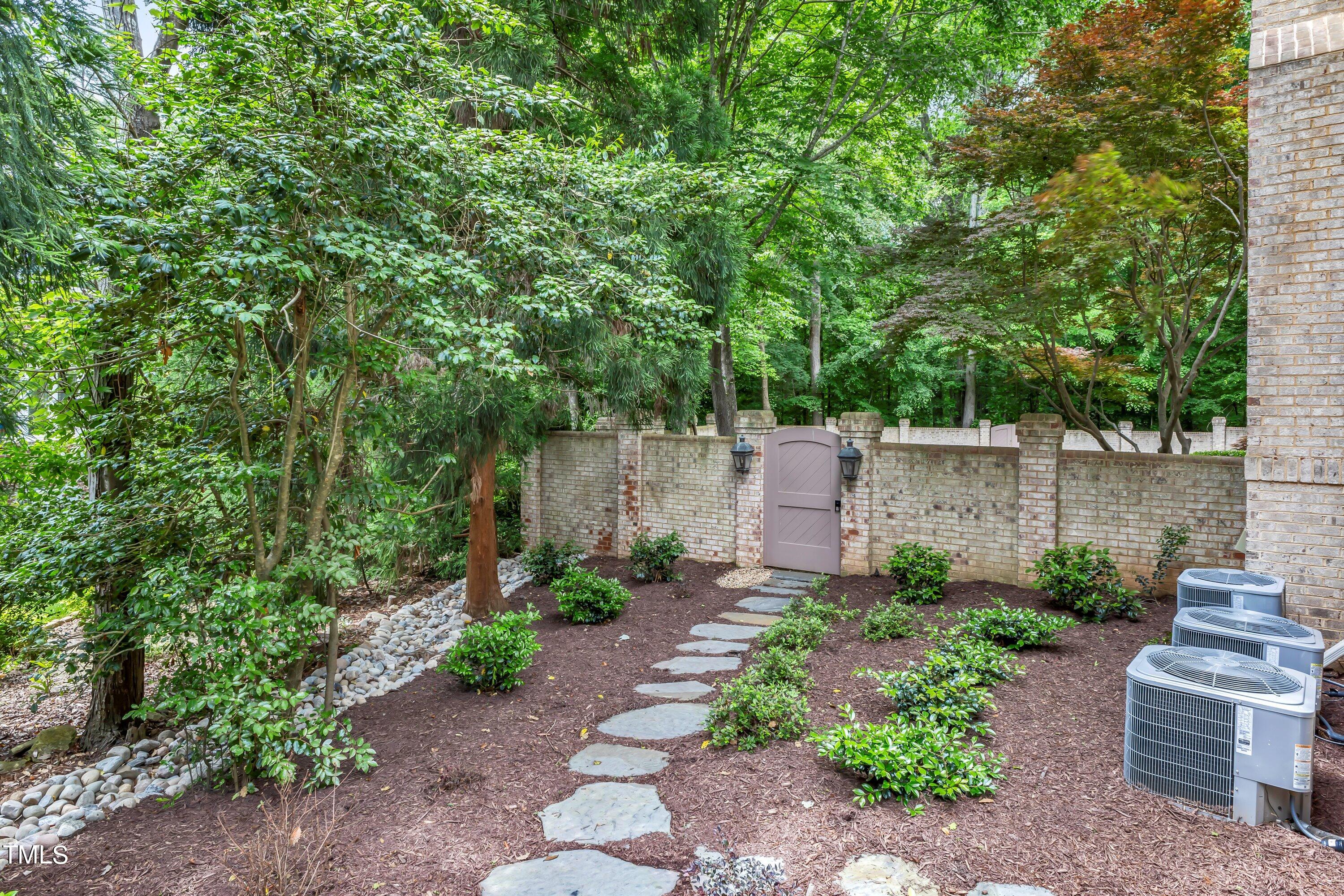 4901 Oakmoor Court
