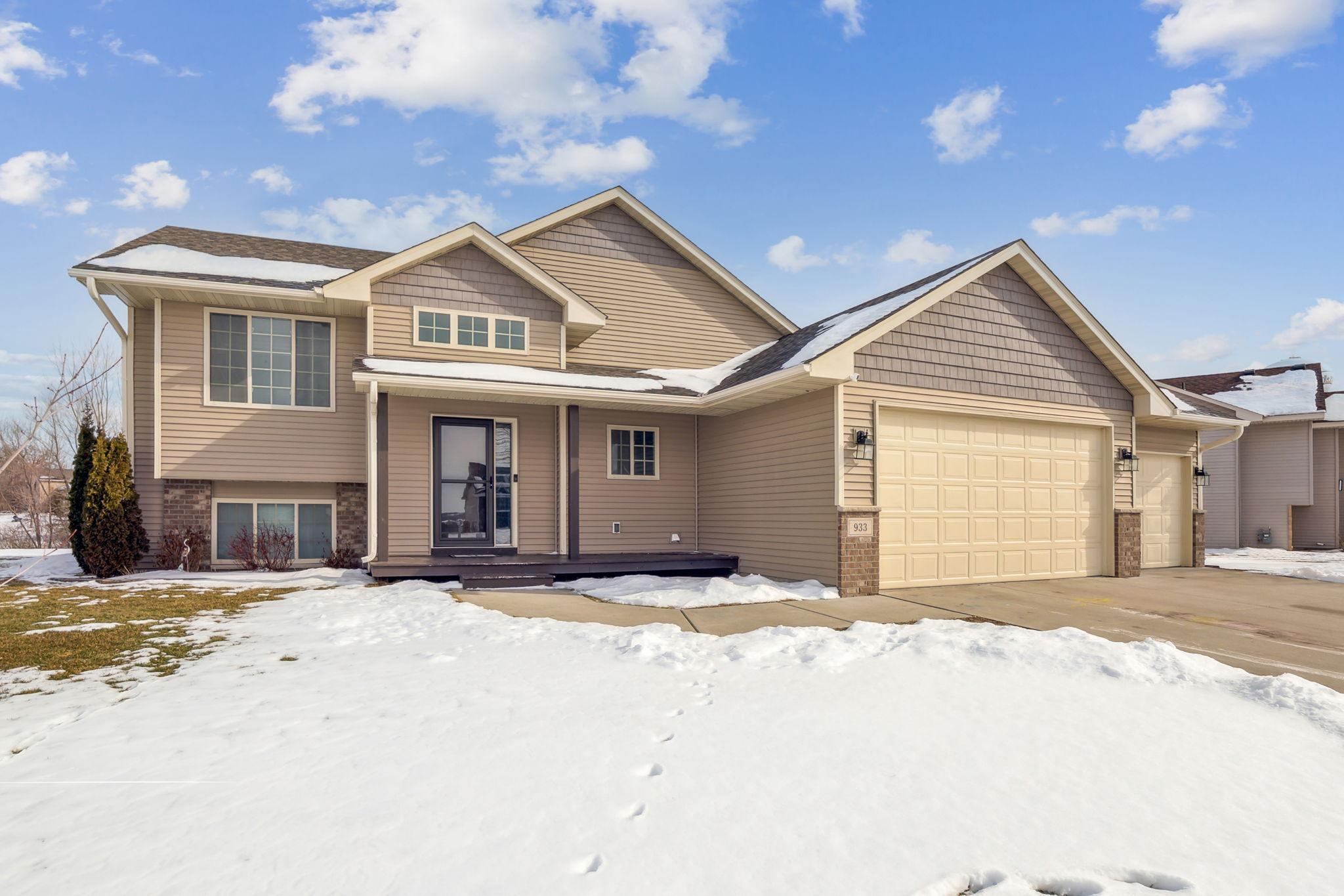 933 Farmers Ridge Trail