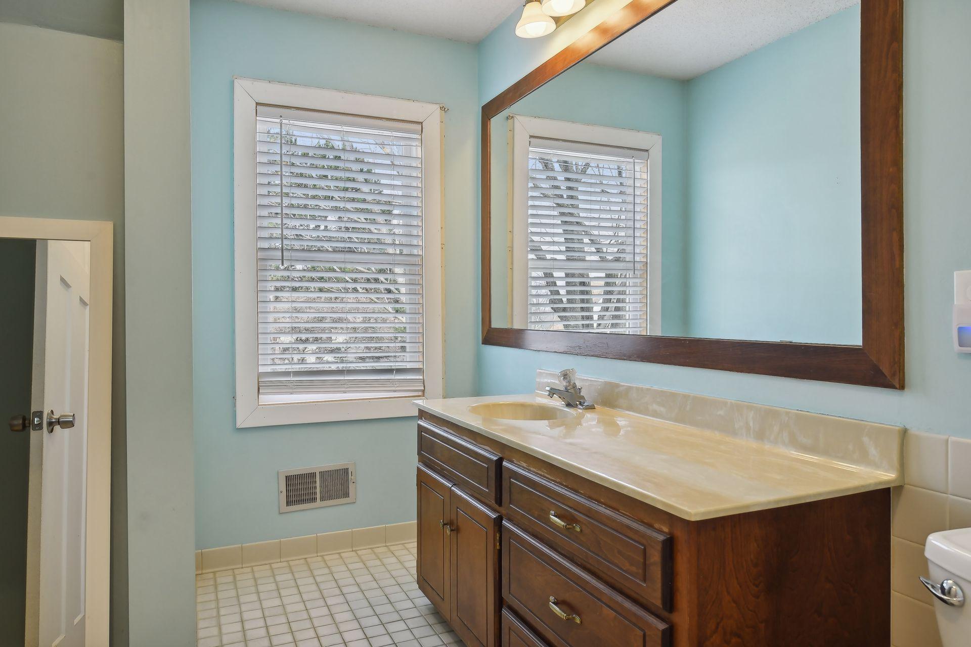 210 Queensland Lane N