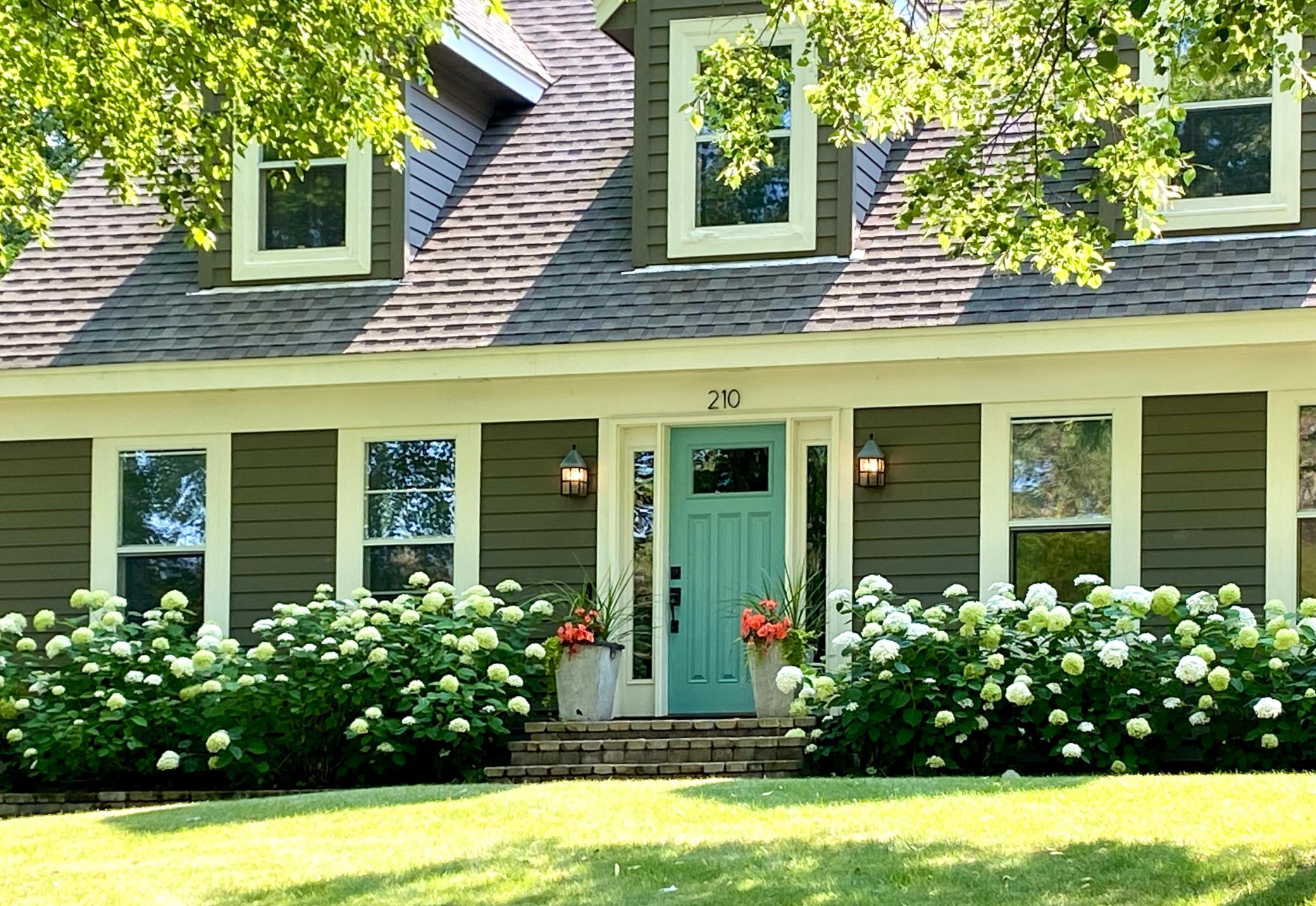 210 Queensland Lane N