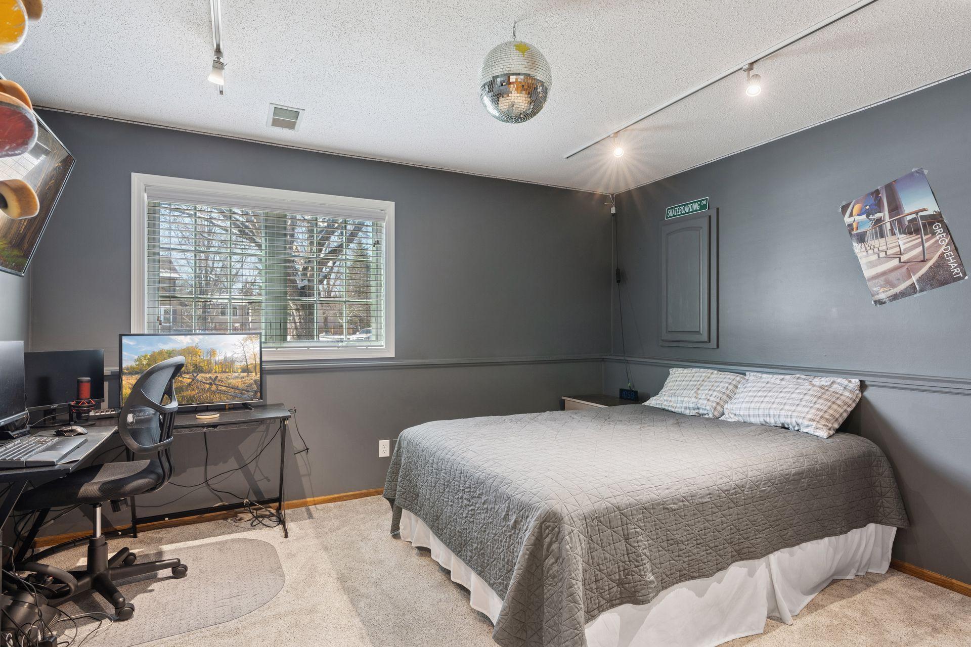 2255 Comstock Lane N