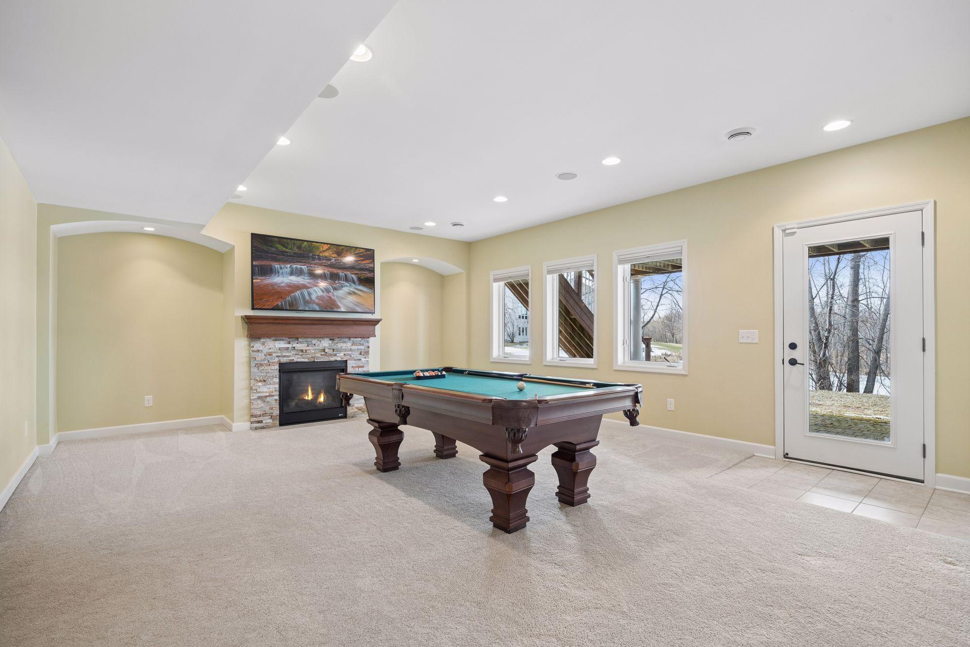 6233 Urbandale Lane N