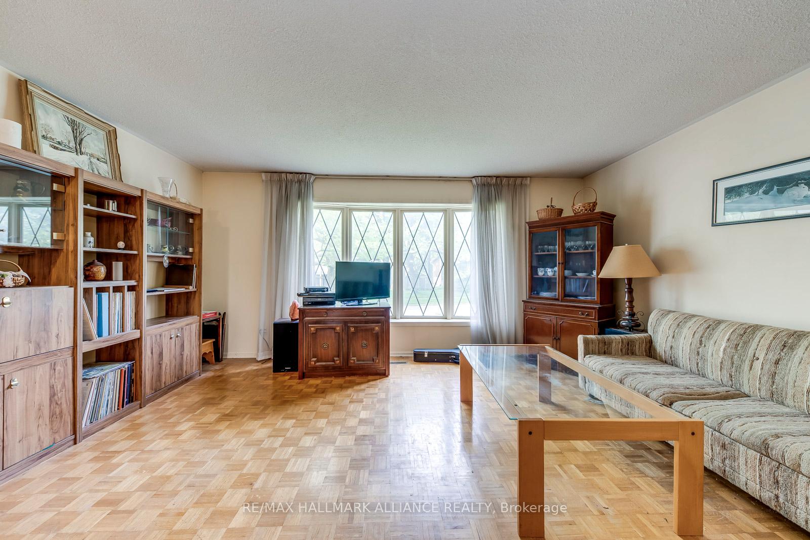 455 Canterbury Crescent