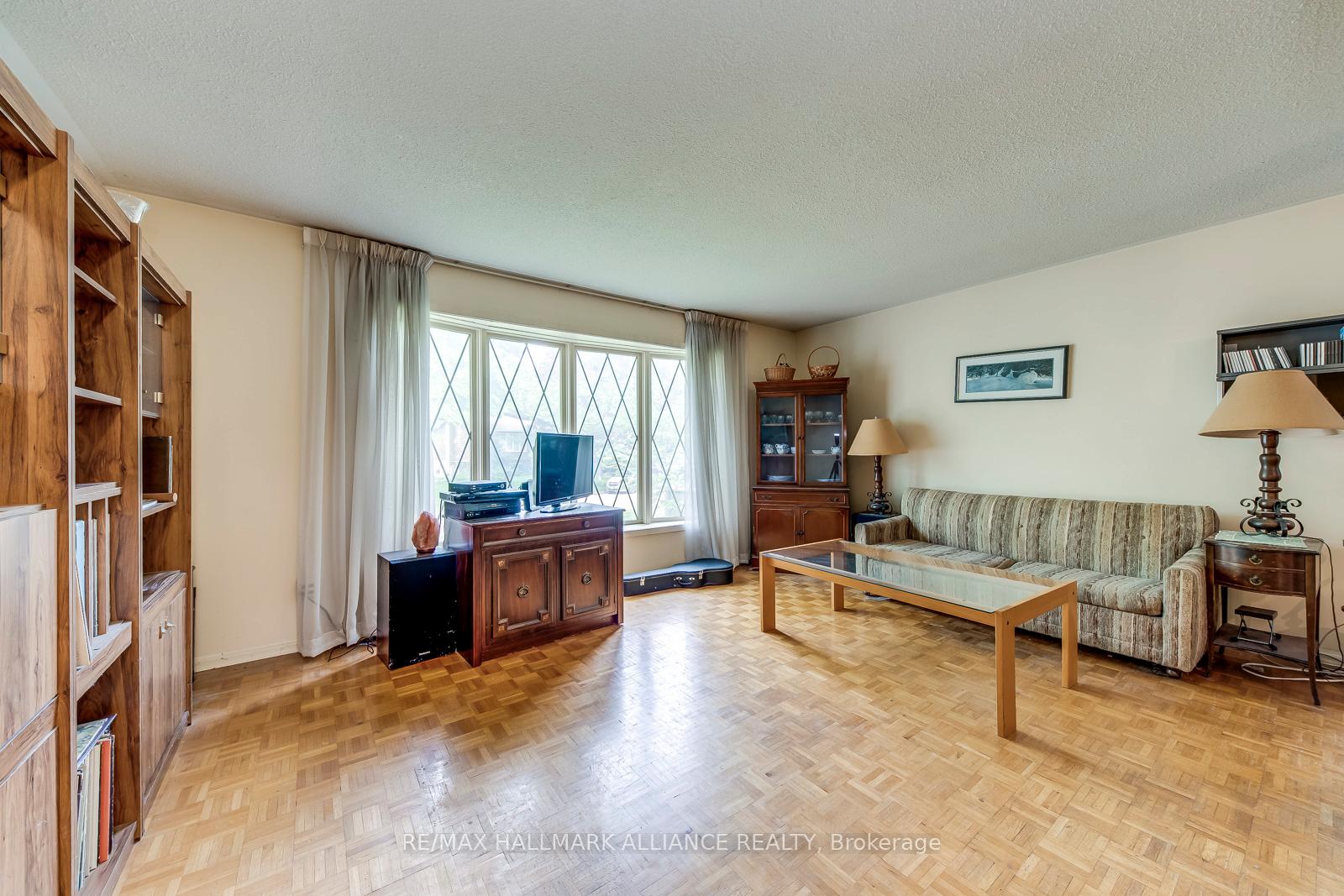 455 Canterbury Crescent