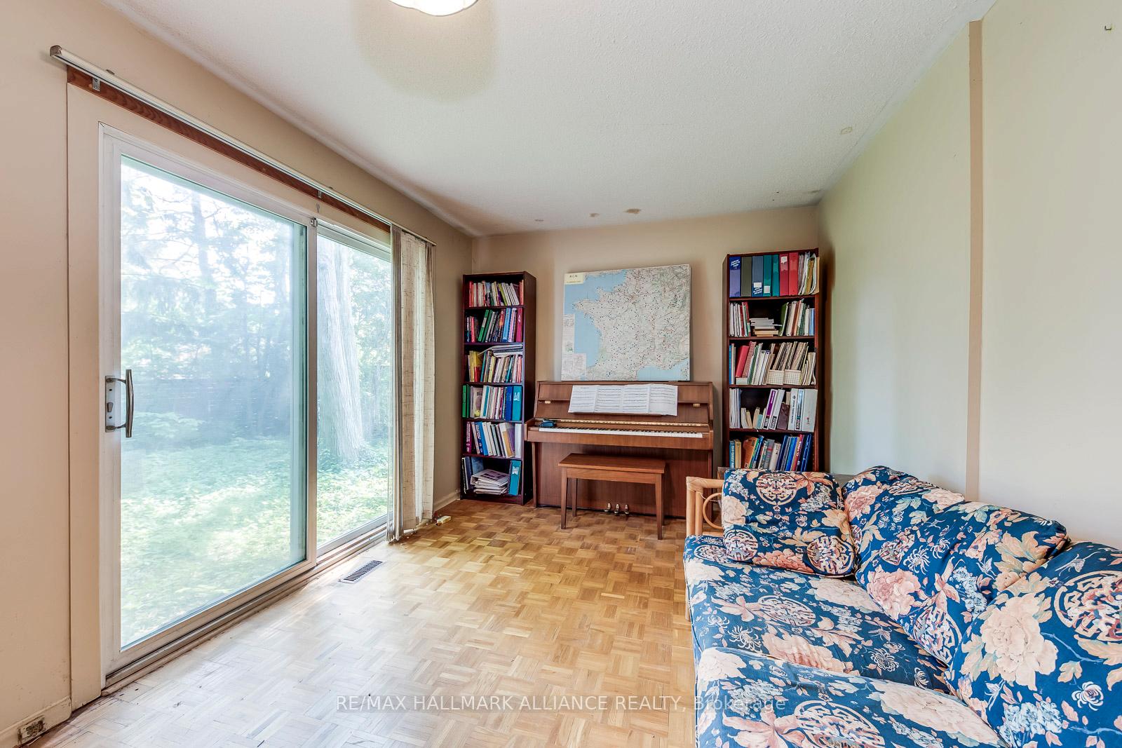 455 Canterbury Crescent