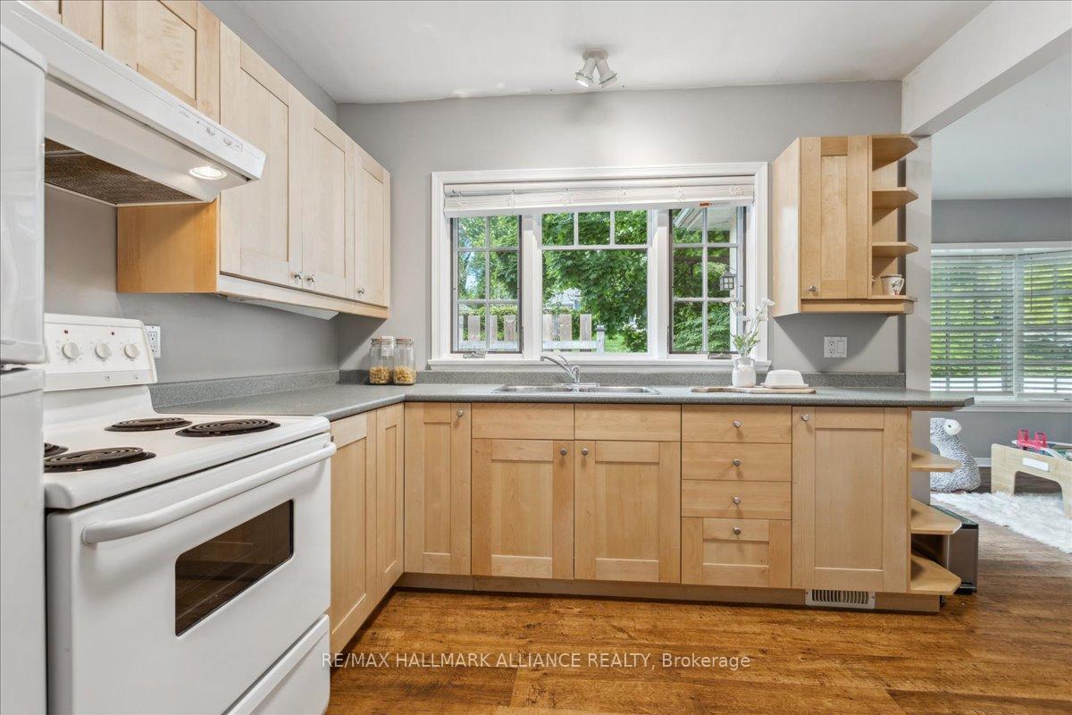222 Alscot Crescent