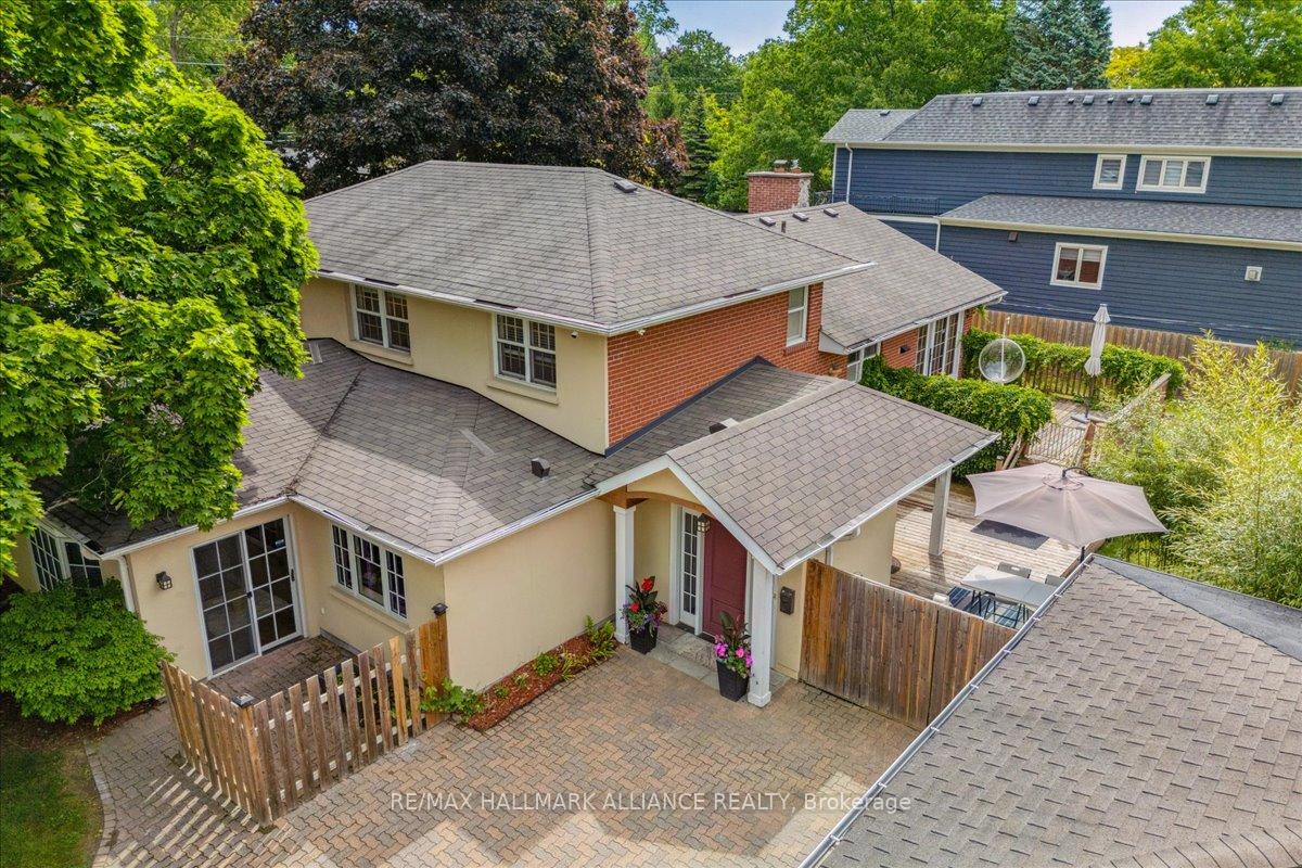 222 Alscot Crescent