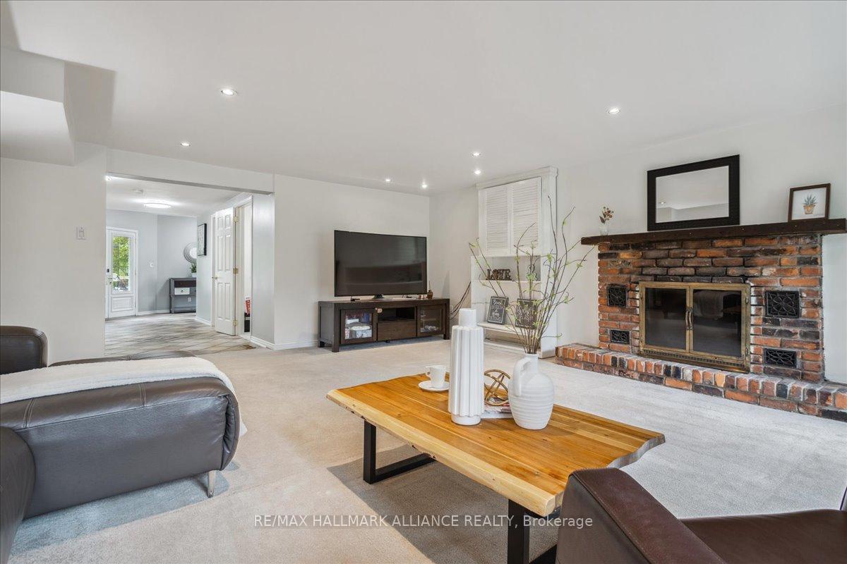 222 Alscot Crescent