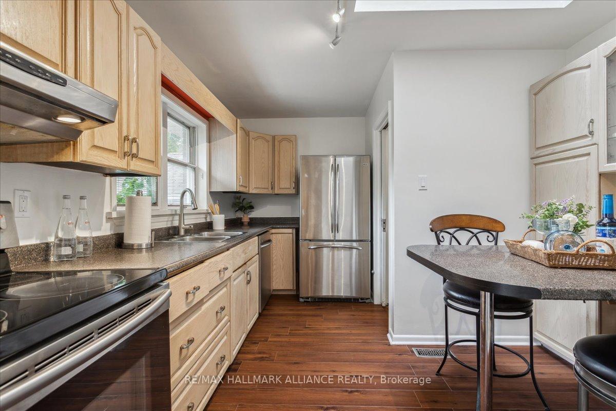 222 Alscot Crescent