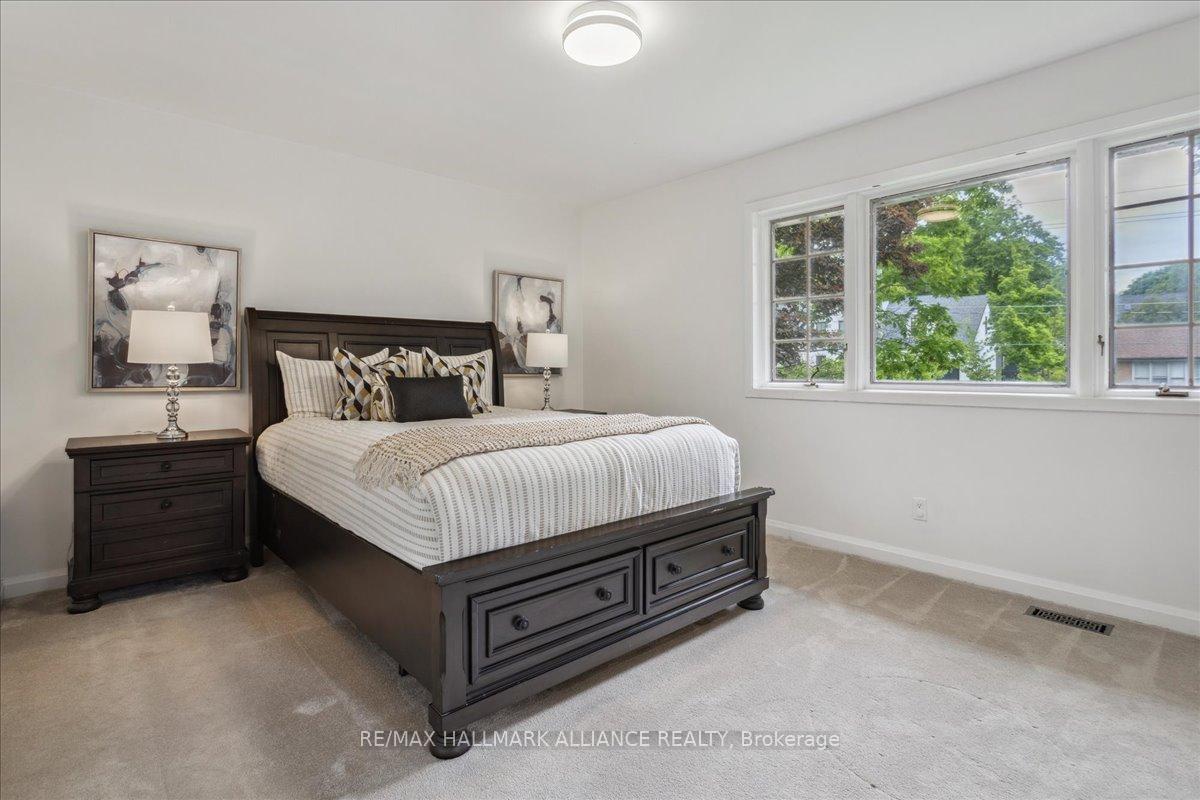222 Alscot Crescent