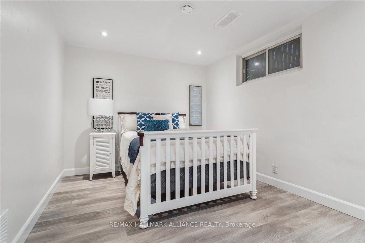 222 Alscot Crescent