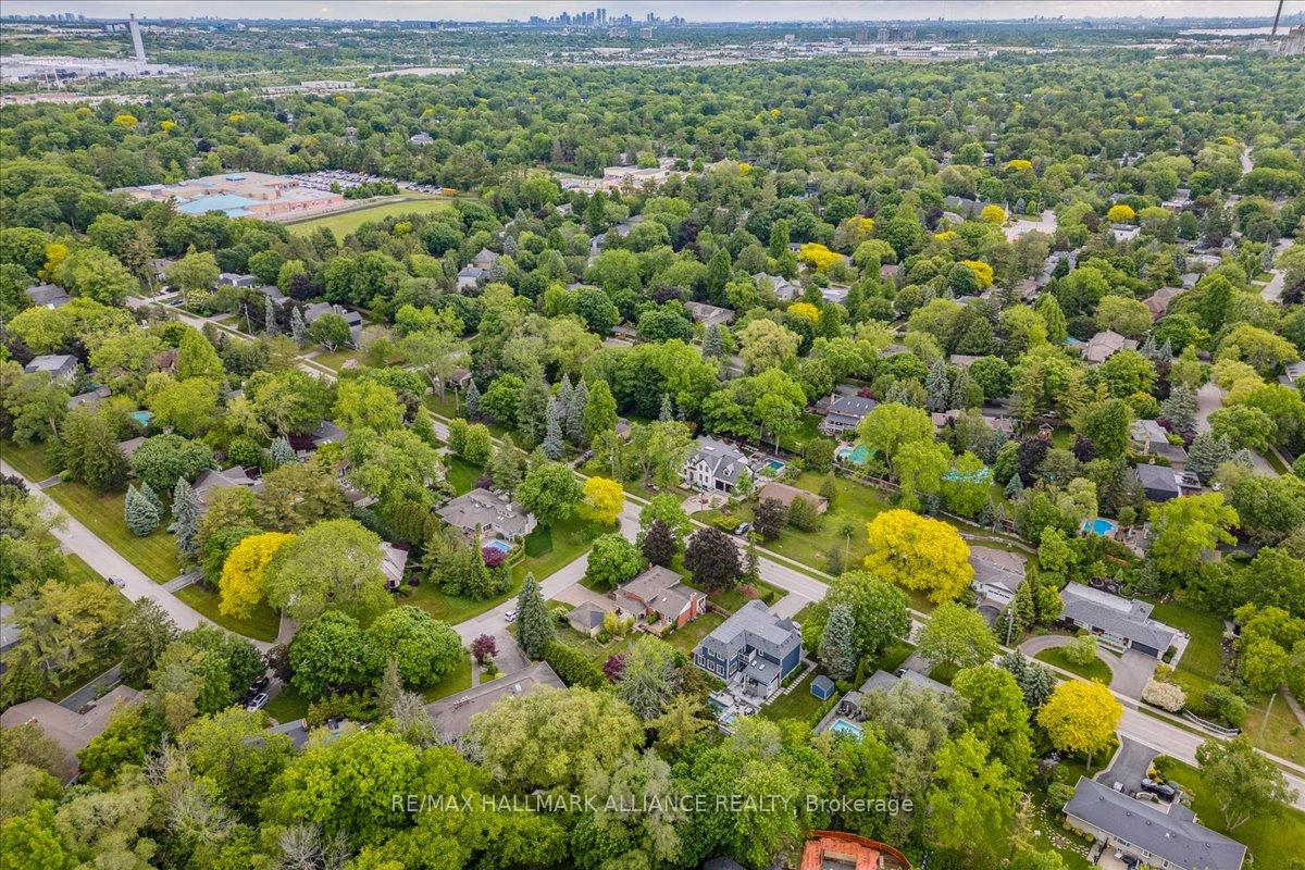 222 Alscot Crescent