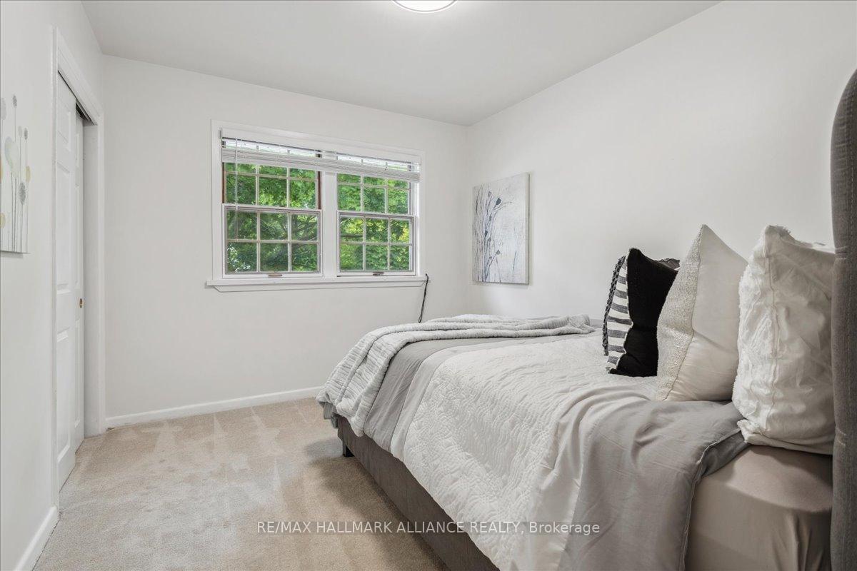222 Alscot Crescent