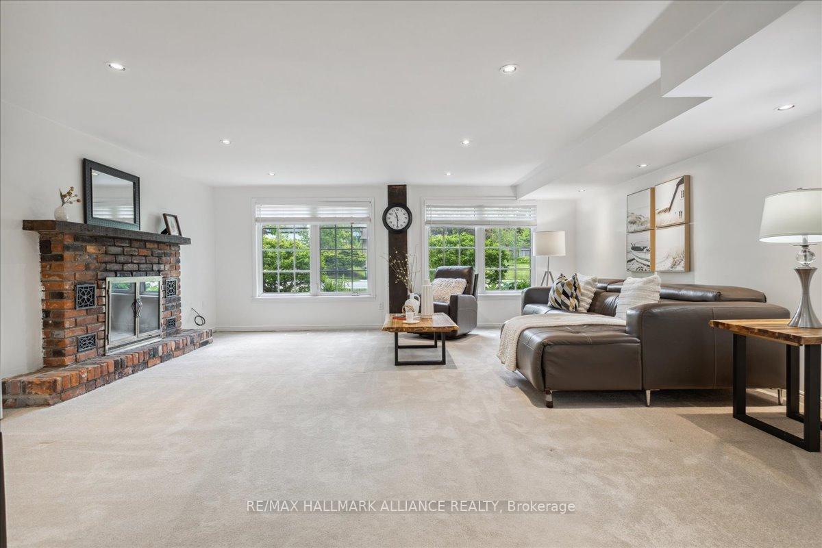 222 Alscot Crescent