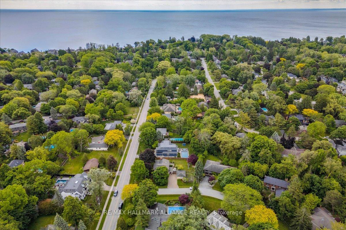 222 Alscot Crescent