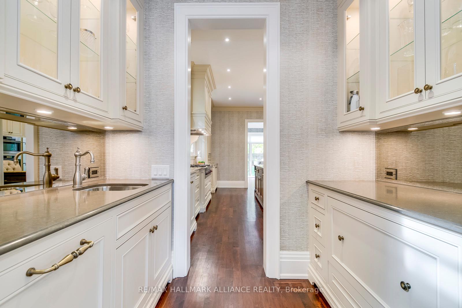 138 DIANNE Avenue, Oakville