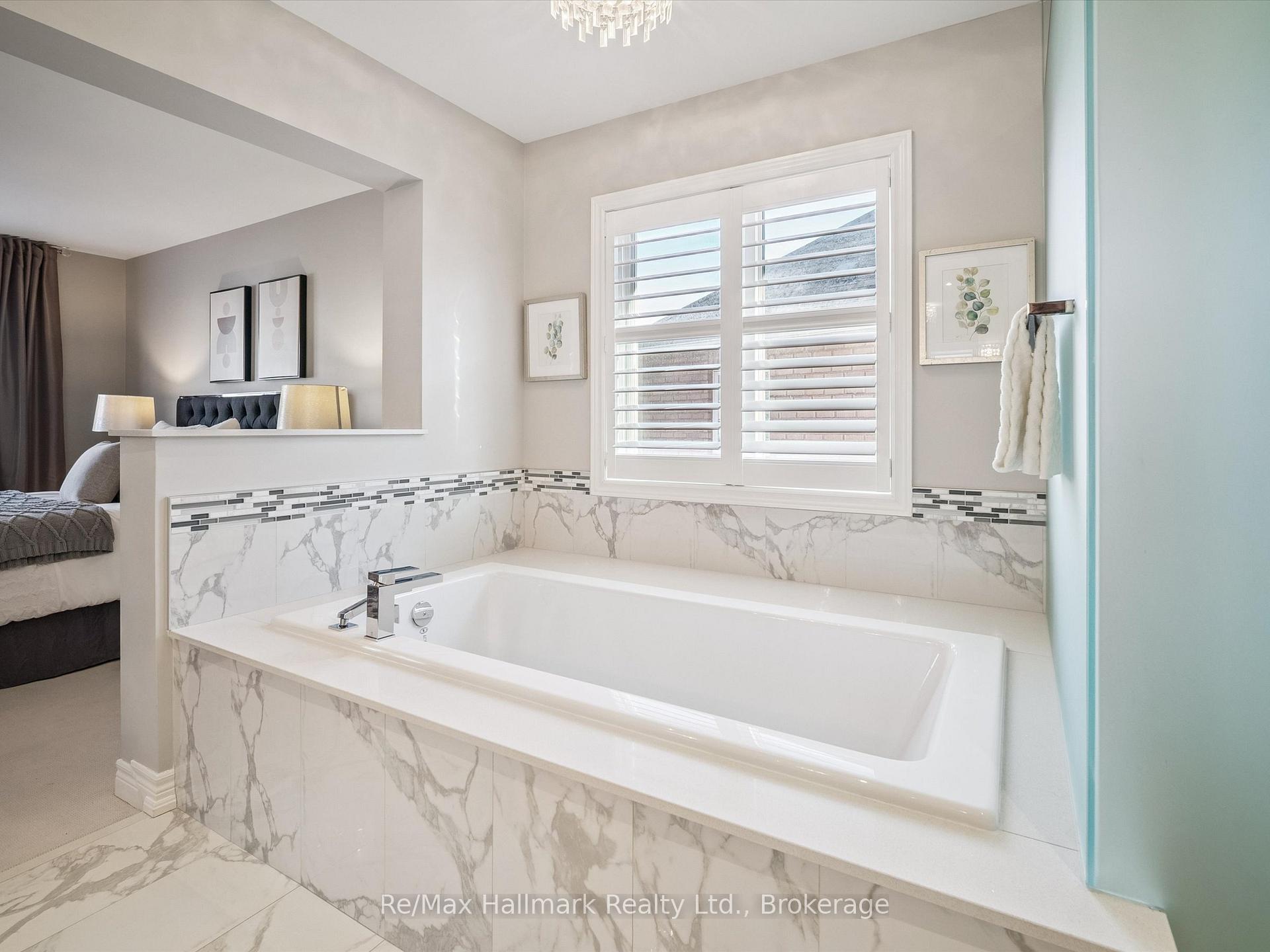 247 Beechtree Crescent, Oakville, ON L6L 0A5