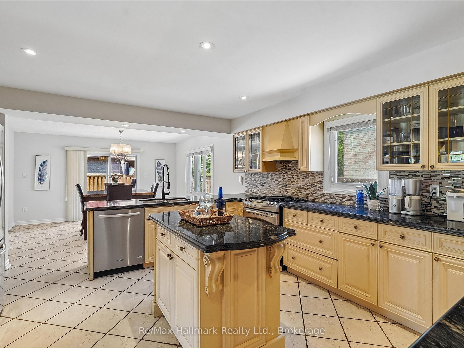 560 Chillingham Crescent