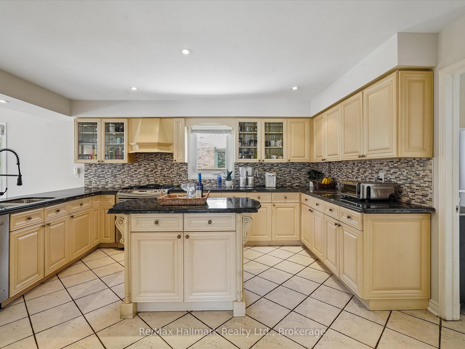 560 Chillingham Crescent