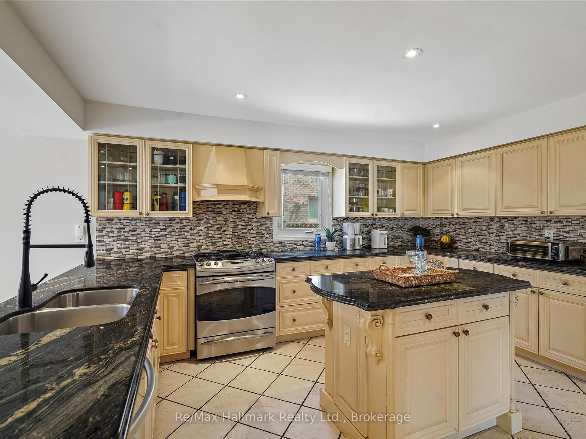560 Chillingham Crescent