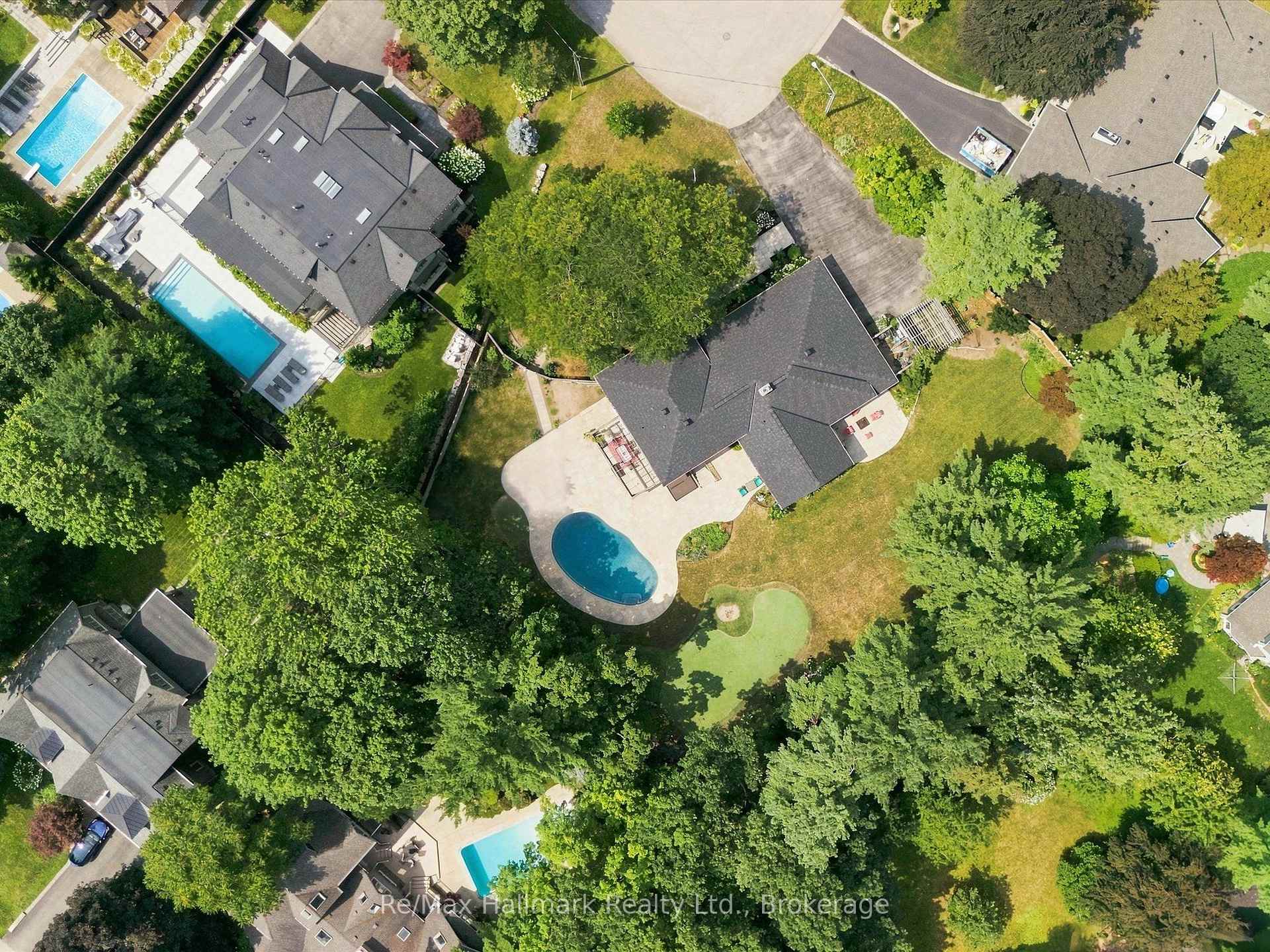 2076 GLENFOREST Crescent