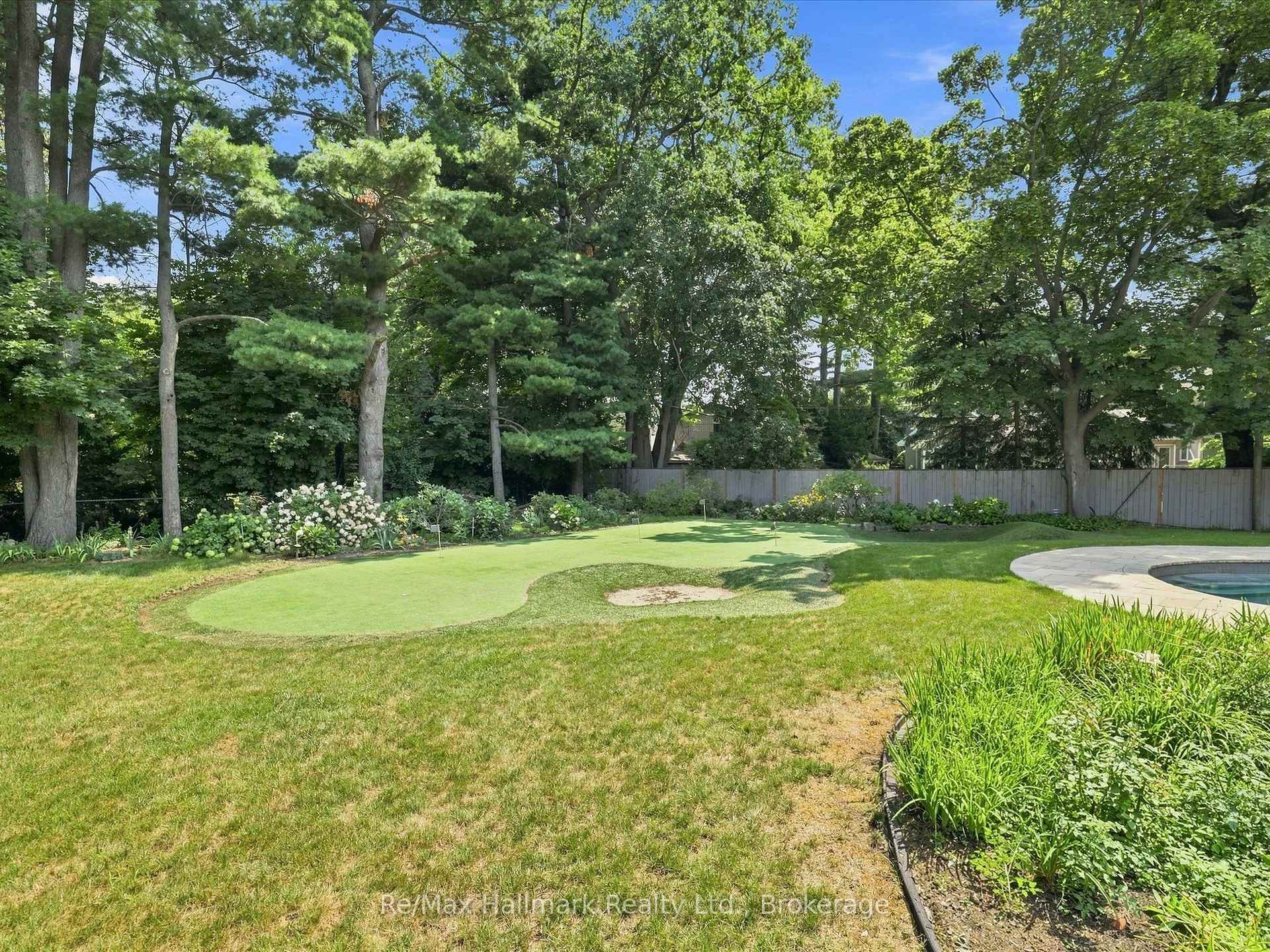 2076 GLENFOREST Crescent