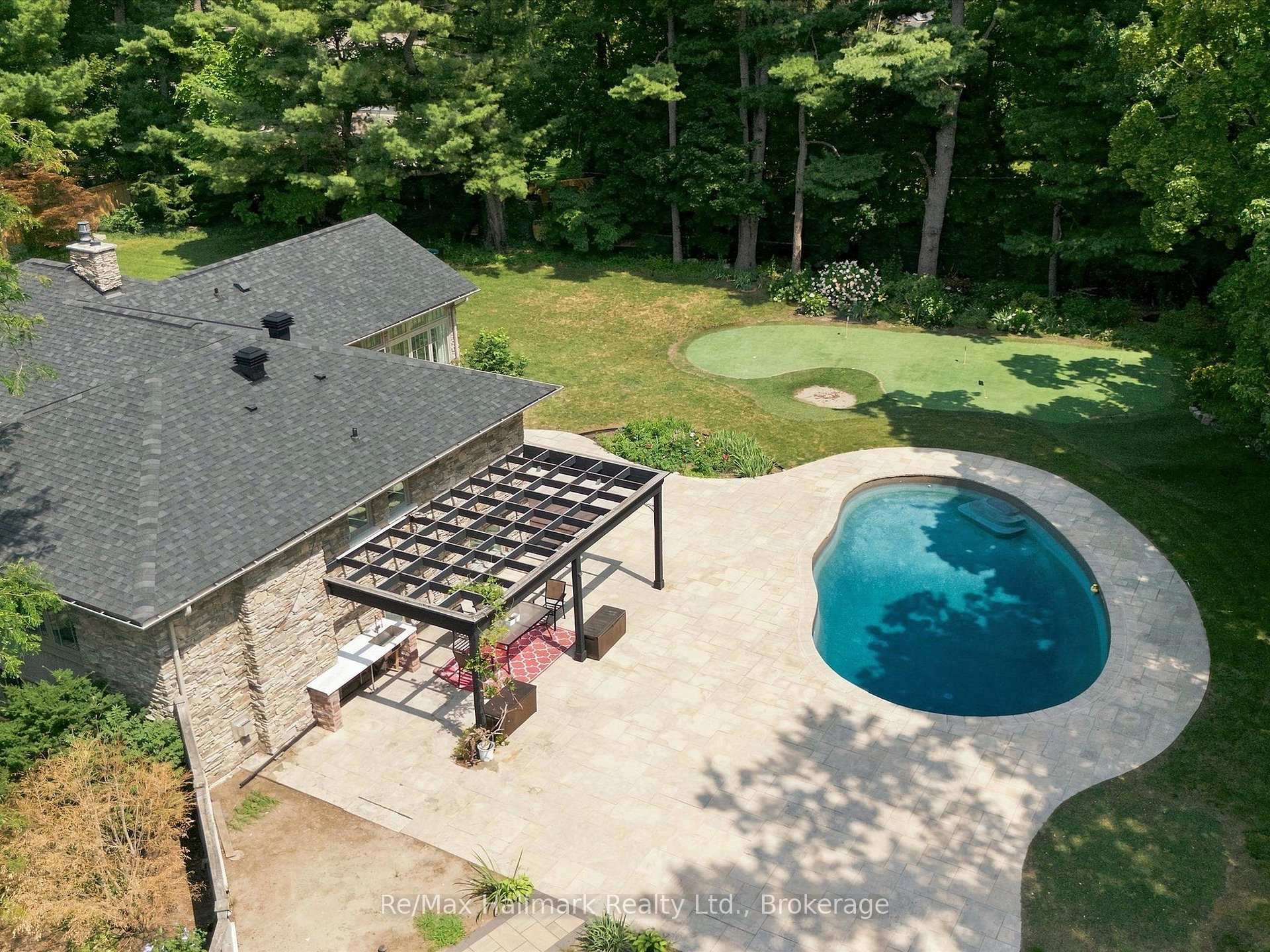 2076 GLENFOREST Crescent
