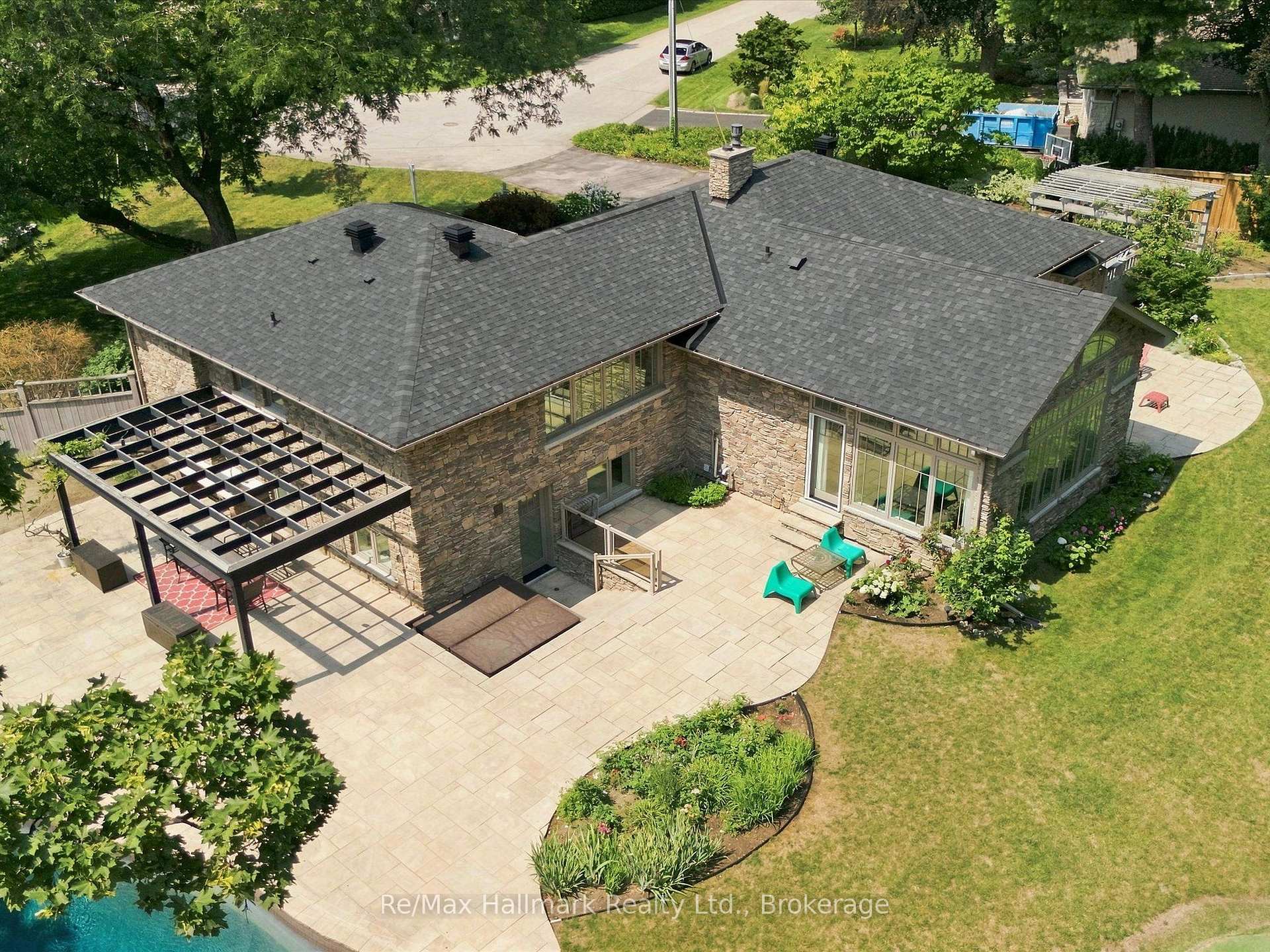 2076 GLENFOREST Crescent