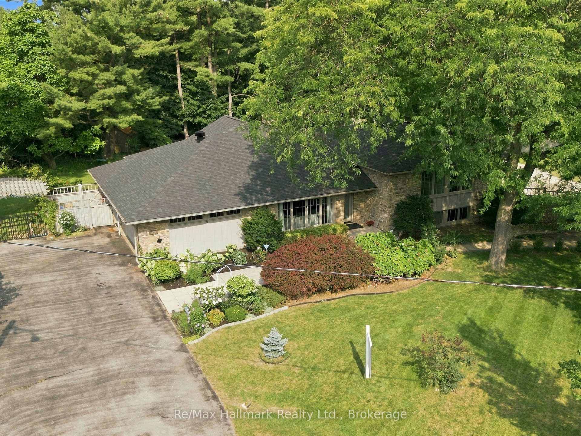 2076 GLENFOREST Crescent