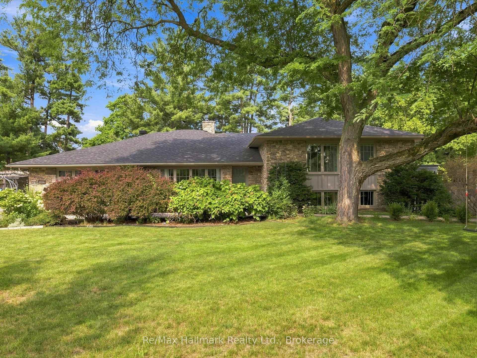 2076 GLENFOREST Crescent