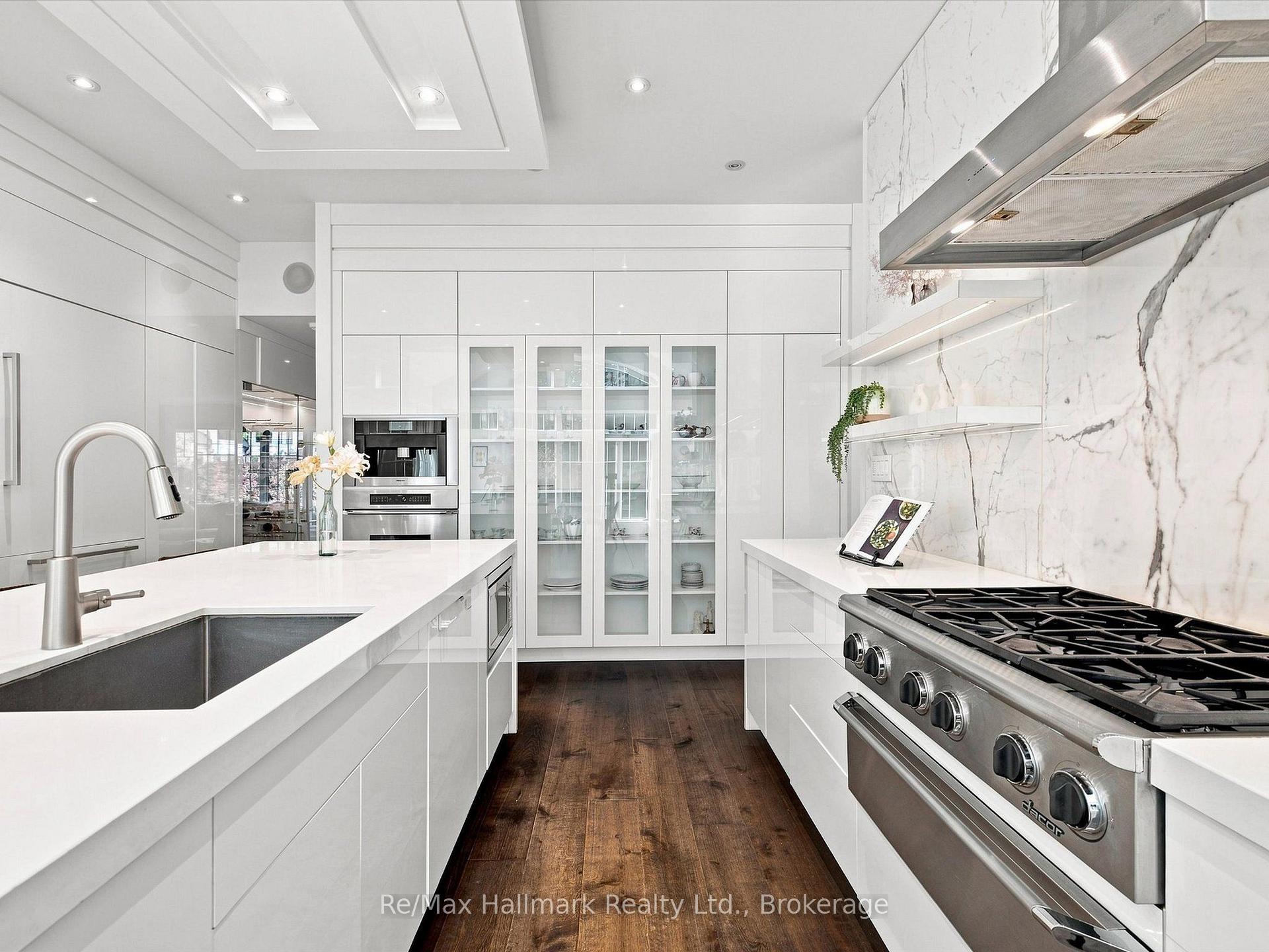 2076 GLENFOREST Crescent