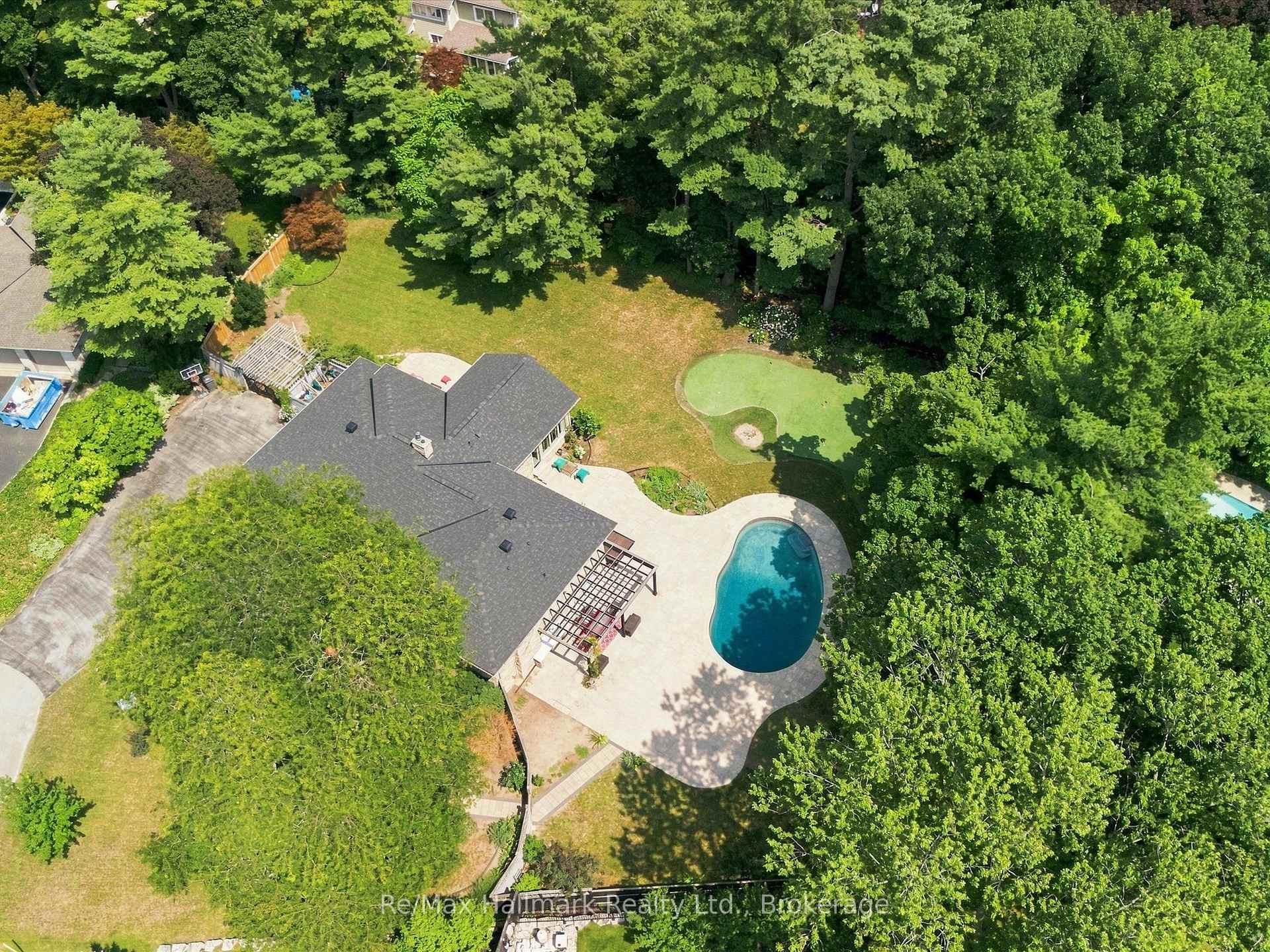 2076 GLENFOREST Crescent