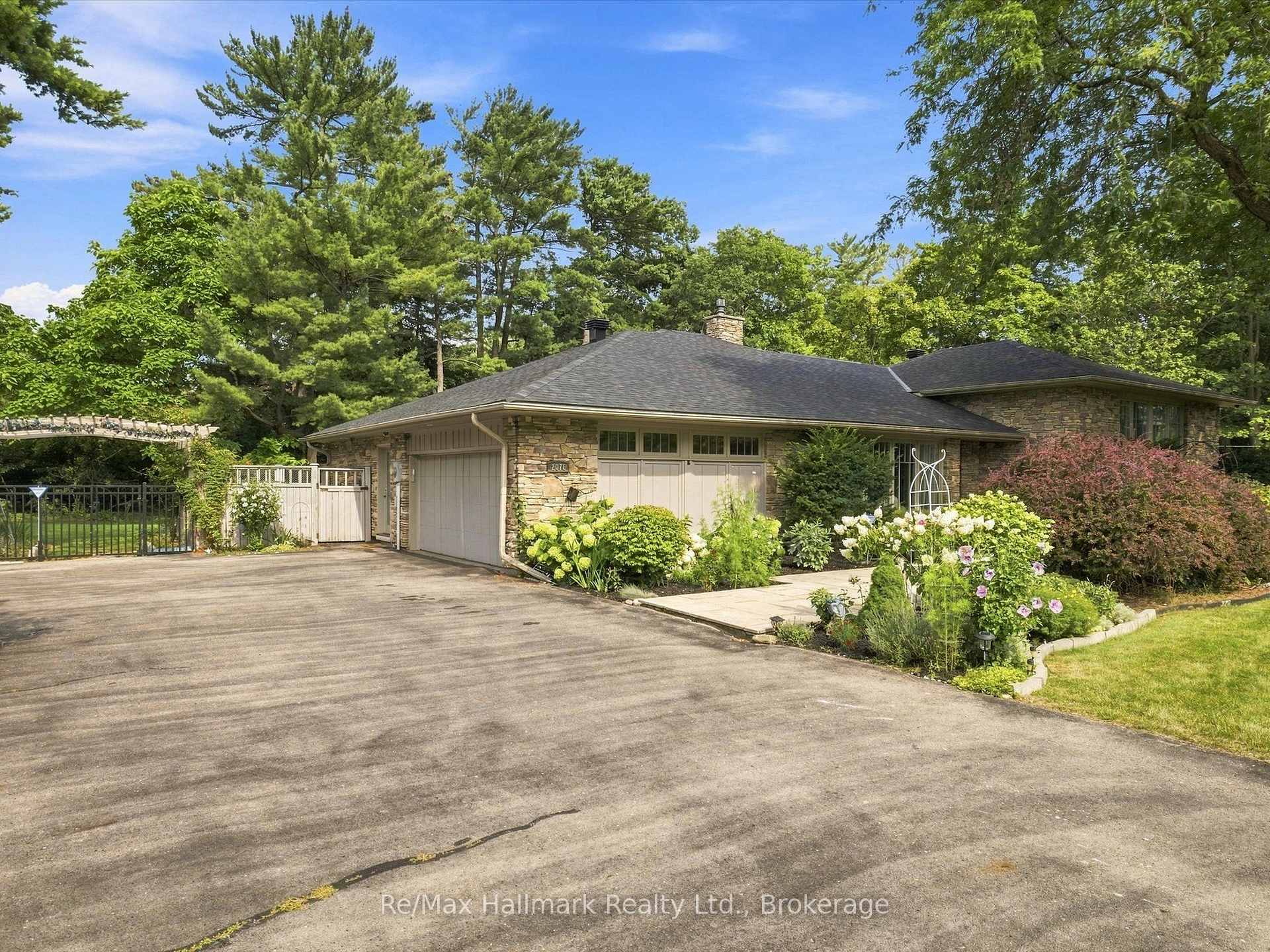 2076 GLENFOREST Crescent